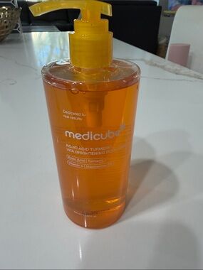 NWOT Medicube Kojic Acid Turmeric Vita Brightening Body Wash - 400 ml